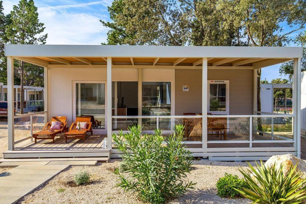 Mobile Homes Mediteran In Caravan Park Strasko, Новалья Экстерьер фото