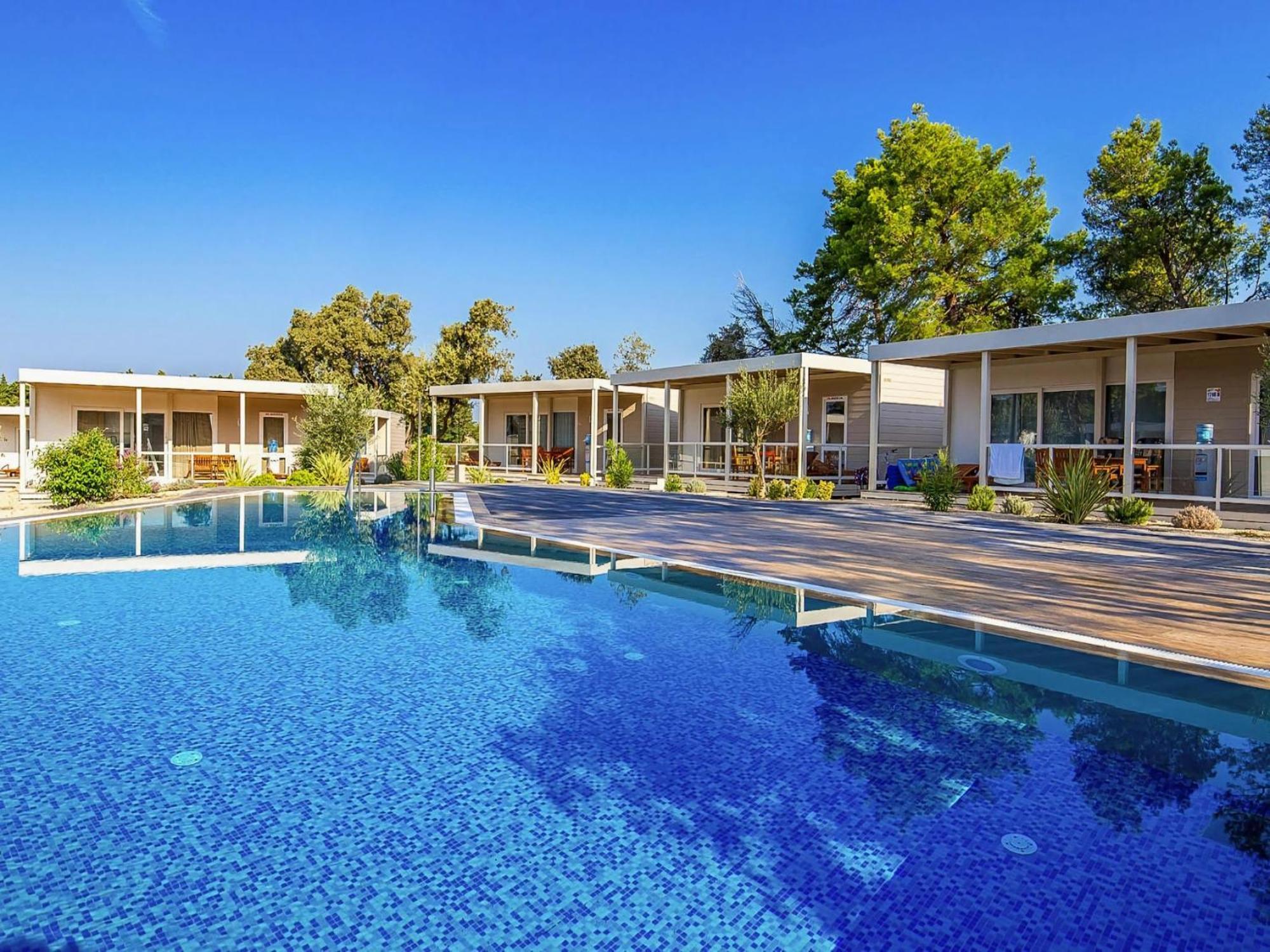 Mobile Homes Mediteran In Caravan Park Strasko, Новалья Экстерьер фото